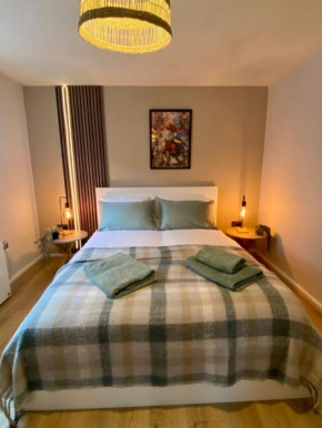1BR Haven in Crewe - Modern, Chic & Central